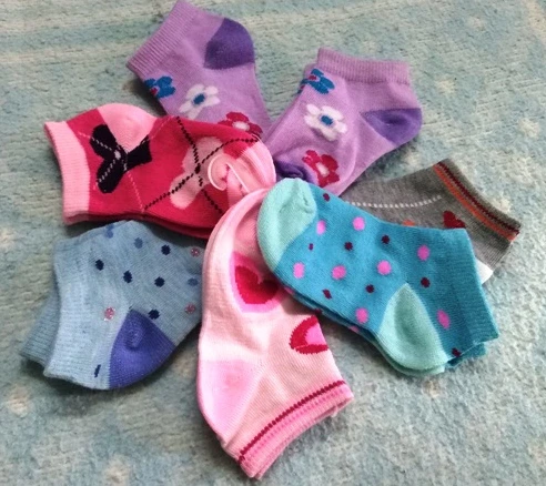 5 pares de medias nuevas para niños pequeños de ambos sexos de varios colores.