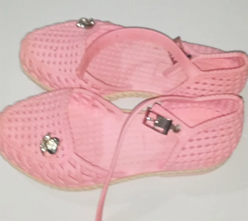 Sandalias rozadas de niña, La elección perfecta para los días de verano.